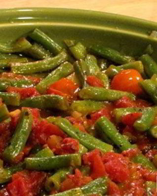 Зеленая фасоль, запеченная с помидорами