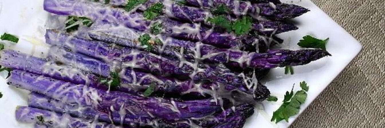 Жареная фиолетовая спаржа с лимоном и чесноком