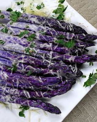 Жареная фиолетовая спаржа с лимоном и чесноком