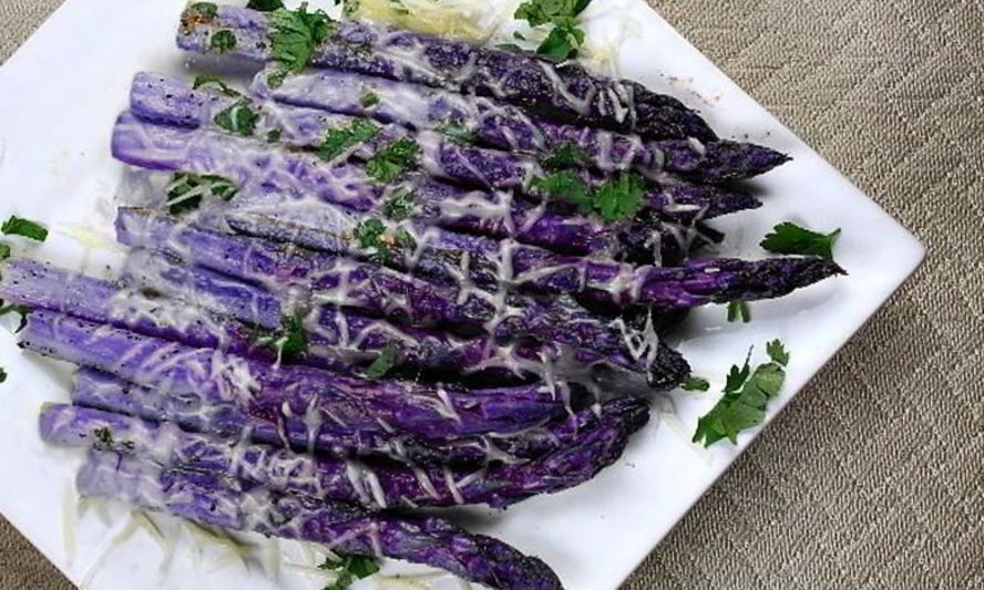 Рецепт жареной фиолетовой спаржи с лимоном и чесноком