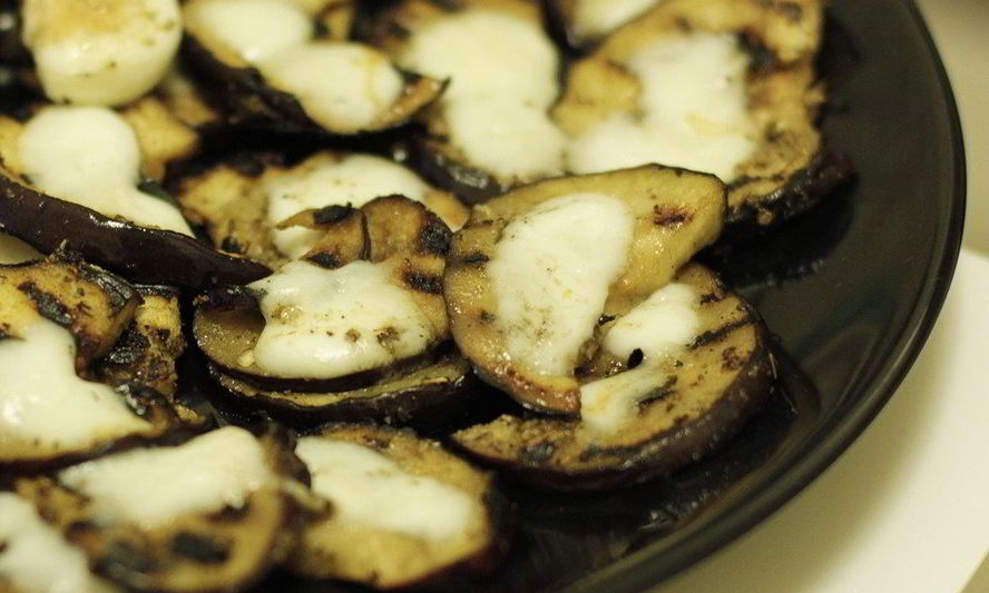 Рецепт жареных баклажанов на гриле с моцареллой