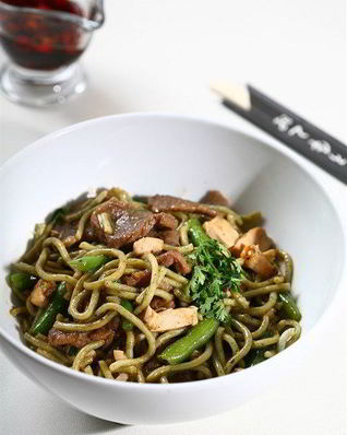 Жареные овощи с грибами, кунжутным маслом и соевым соусом