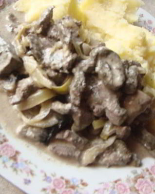 Говяжья печень, тушеная с овощами