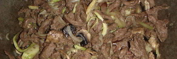 говяжья печень, тушеная с овощами