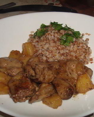 Куриная печень с ананасами и гречкой