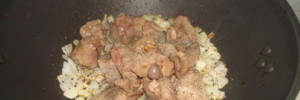 куриная печень с ананасами и гречкой