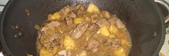 куриная печень с ананасами и гречкой