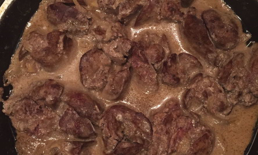 Рецепт куриной печени, тушеной со сметаной