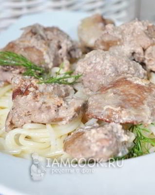 Куриная печень тушеная в сметане