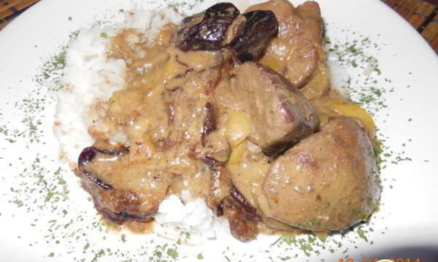 Рецепт печени индюшки с яблоками и черносливом