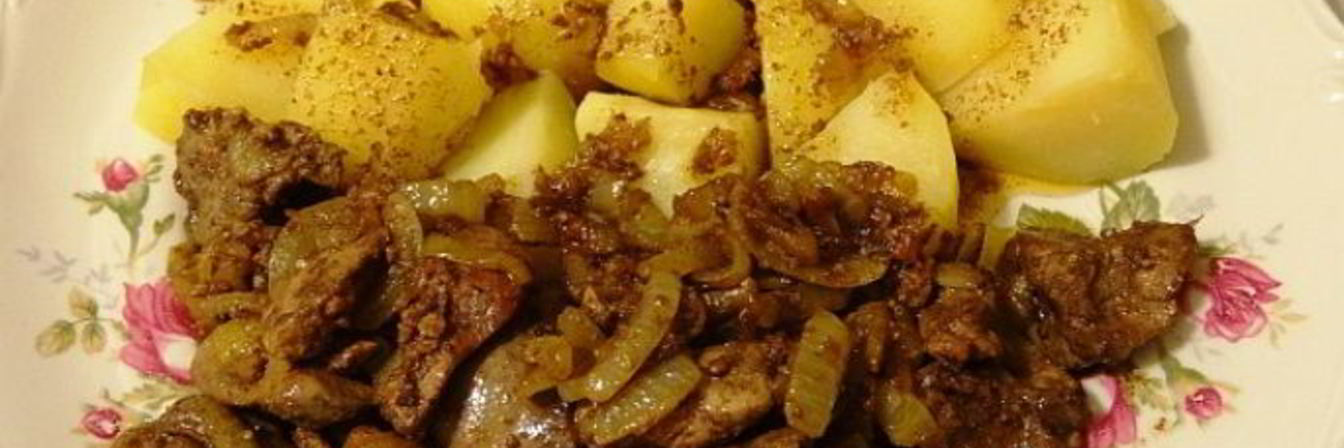 Печень куриная, тушенная с луком