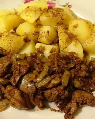 Печень куриная, тушенная с луком