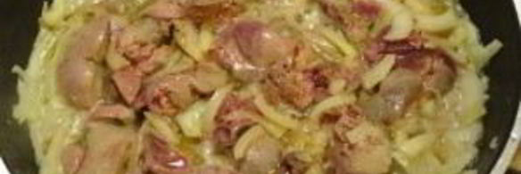 печень куриная, тушенная с луком