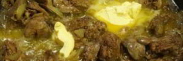 печень куриная, тушенная с луком