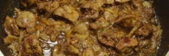 печень куриная, тушенная с луком