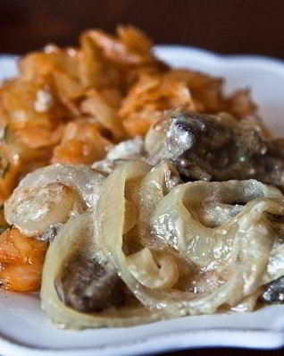 Печень с луком и сметаной