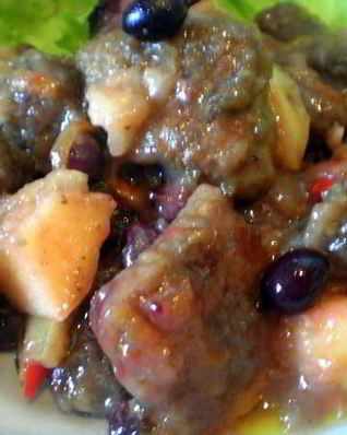 Печень с яблоками и черной смородиной