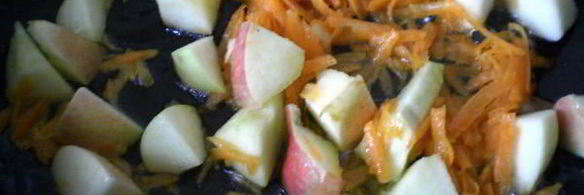 печень с яблоками и черной смородиной