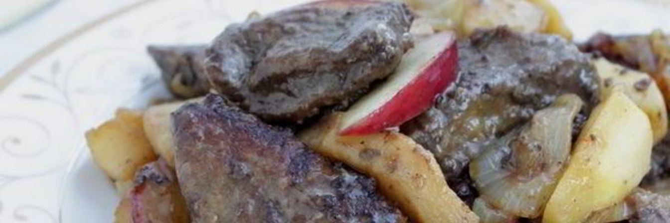 Печень с яблоками и луком