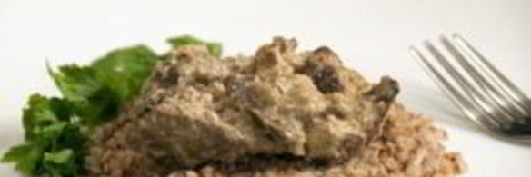 печень, тушеная в сметане с луком