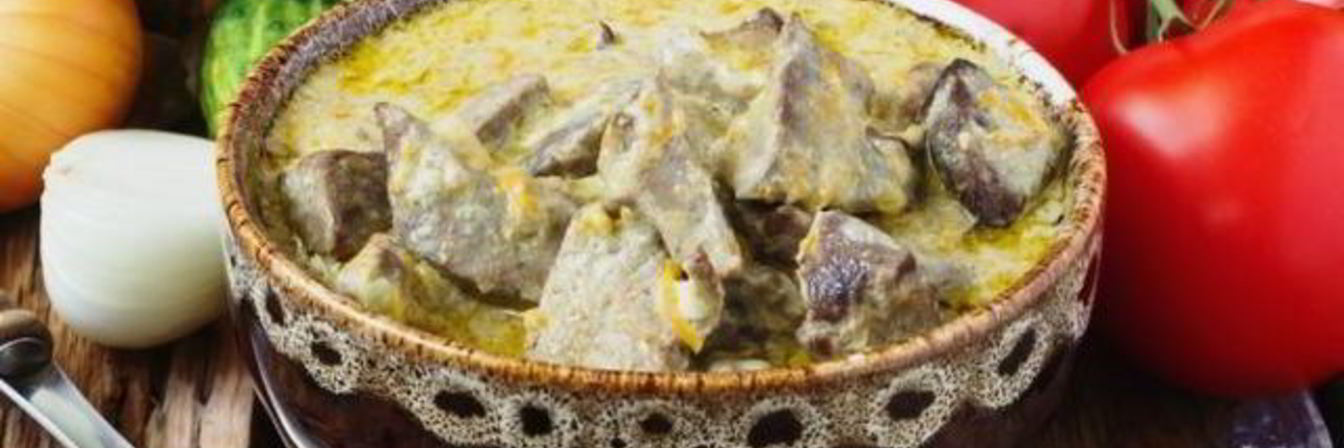 Печень тушеная в сметане с морковью