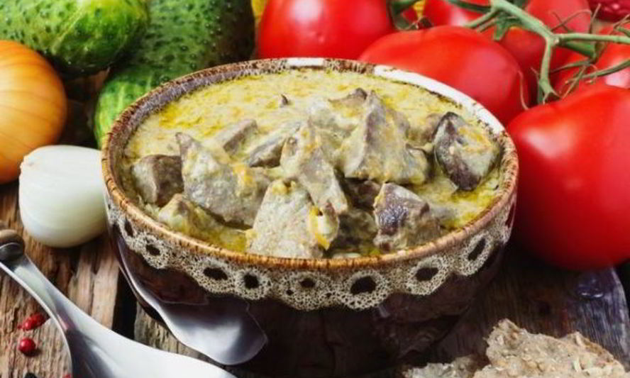 Рецепт печени тушеной в сметане с морковью