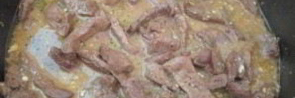 печень, тушенная в соусе