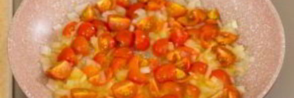 печень, запеченная с помидорами и луком под сыром