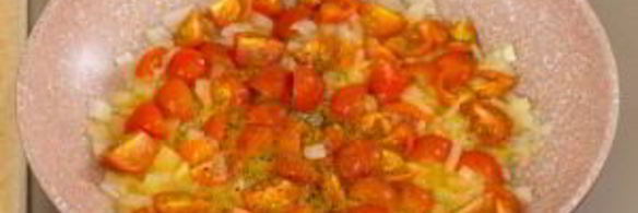 печень, запеченная с помидорами и луком под сыром