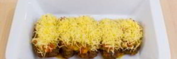 печень, запеченная с помидорами и луком под сыром