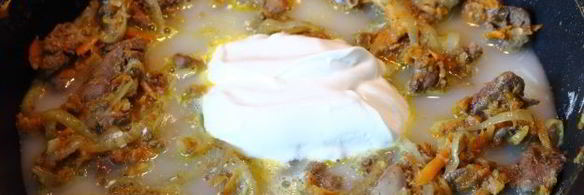тушеная печень со сметаной, морковью и луком