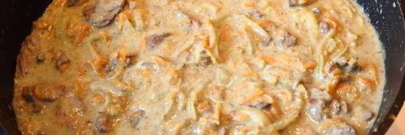 тушеная печень со сметаной, морковью и луком