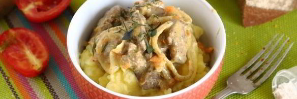 тушеная печень со сметаной, морковью и луком