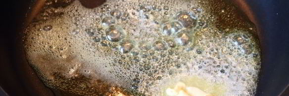 тушеная печень со сметаной, морковью и луком