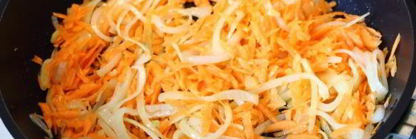 тушеная печень со сметаной, морковью и луком