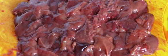 тушеная печень со сметаной, морковью и луком