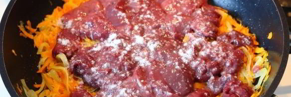 тушеная печень со сметаной, морковью и луком
