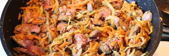 тушеная печень со сметаной, морковью и луком