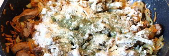 тушеная печень со сметаной, морковью и луком