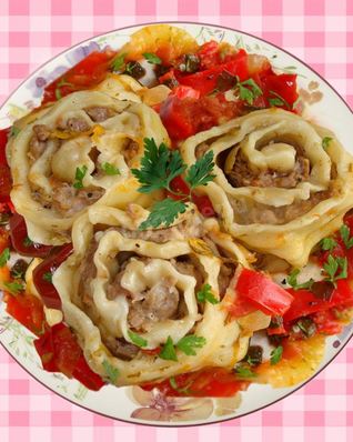 Ленивые пельмени на овощной подушке в духовке