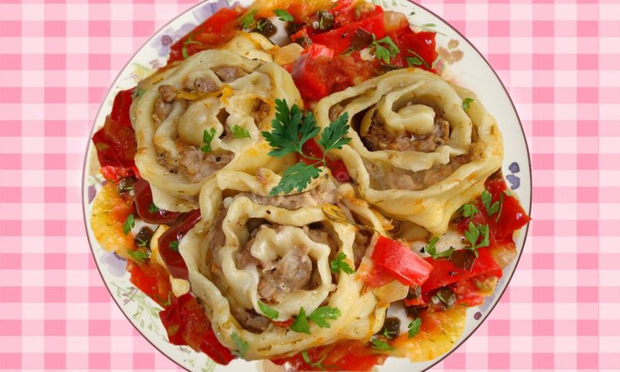 Рецепт ленивых пельменей на овощной подушке в духовке