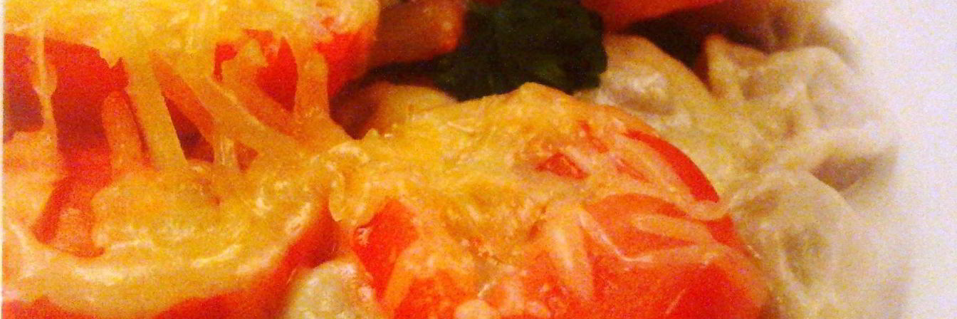 Пельмени с помидорами и сыром