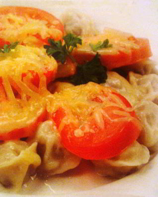 Пельмени с помидорами и сыром