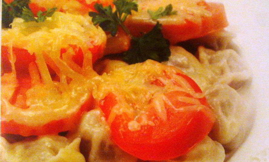 Рецепт пельменей с помидорами и сыром