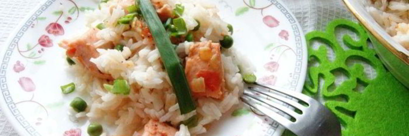 Быстрый плов с рыбой и зеленым горошком