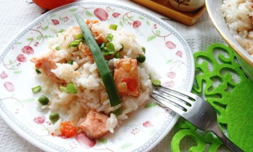 Рецепт быстрого плова с рыбой и зеленым горошком