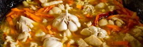 плов из курицы с нутом и изюмом