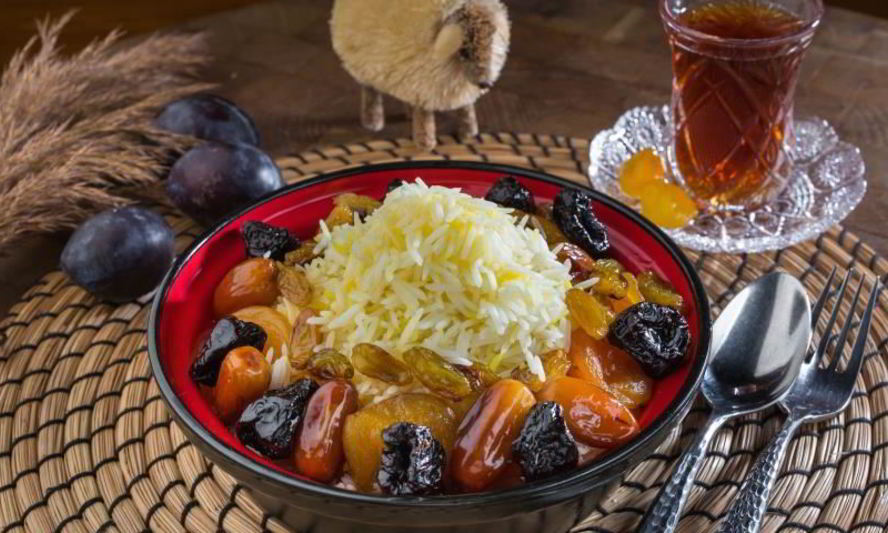 Рецепт сладкого плова с сушеными абрикосами, изюмом, корицей и сахарной пудрой ширин