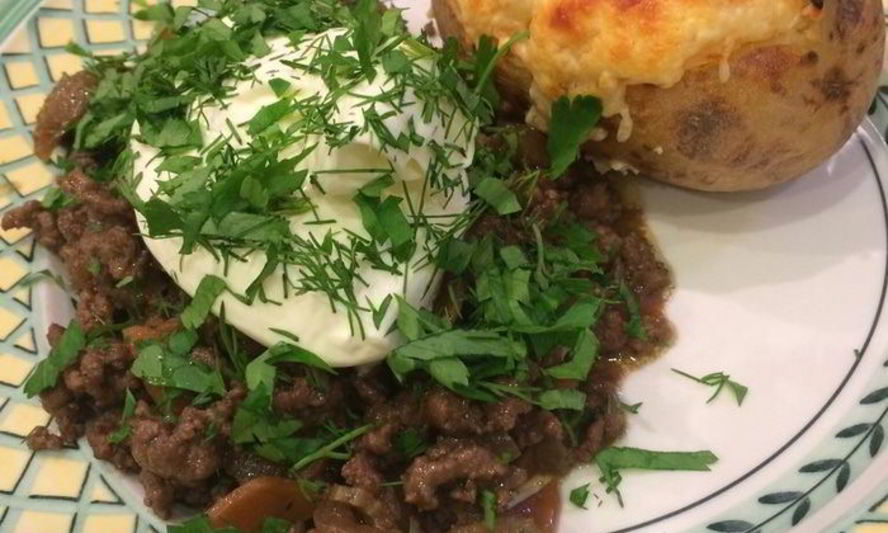 Рецепт картофеля, запеченного в фольге с мясным рагу