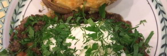 картофель, запеченный в фольге с мясным рагу